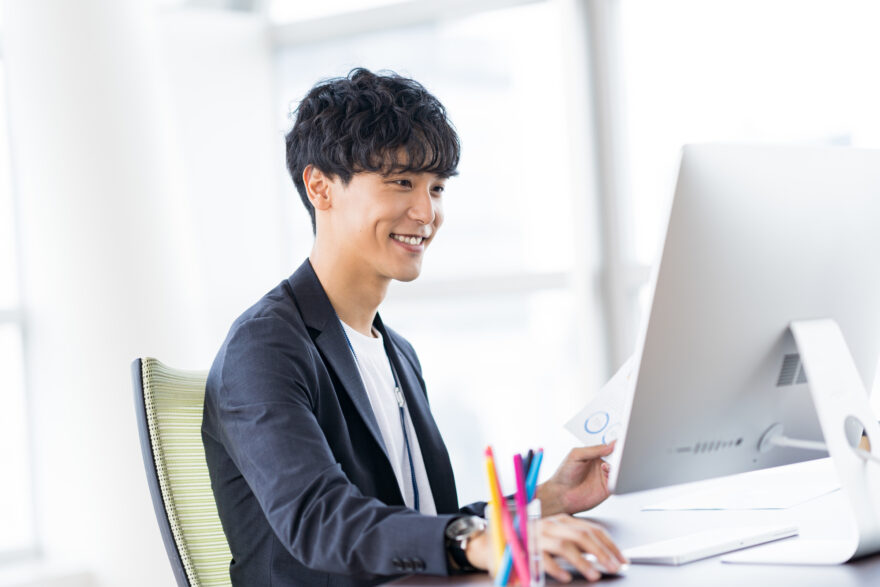 パソコンをする男性