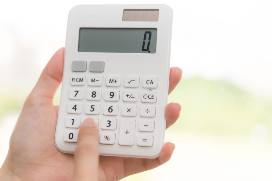 電卓を使う人の手