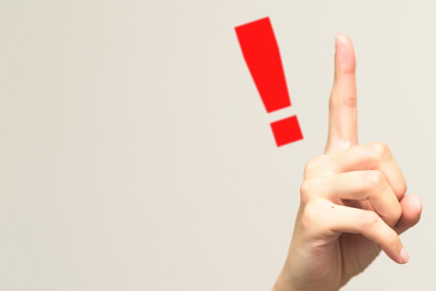 指とビックリマーク