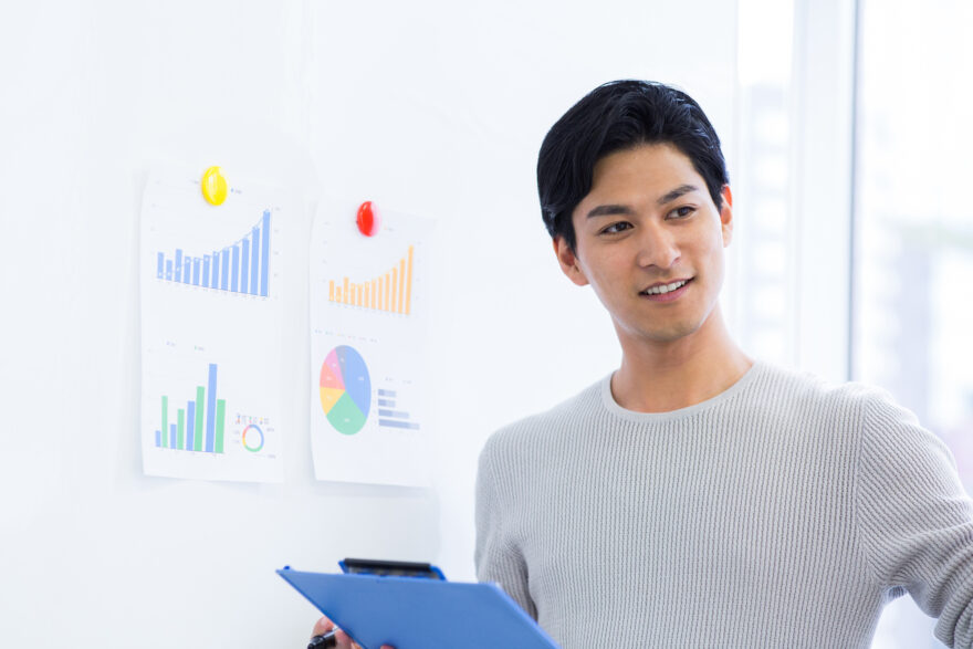 プレゼンをする男性